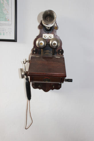 telefono-antiguo-magneta-manivela-operadora