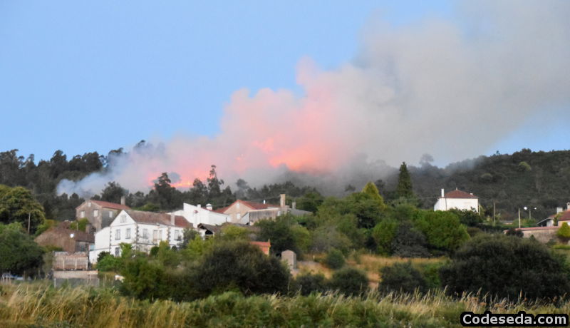 incendio-forestal-galicia-a-estrada-fuego-viviendas