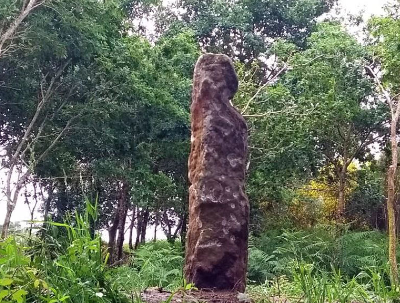 menhir-antropomorfo-granito-pedra